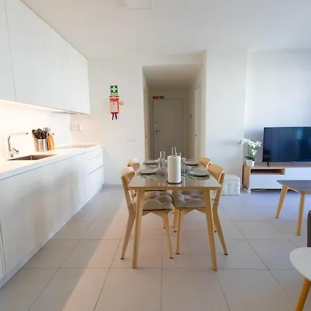 Modern 2br With Balcony And Pool He