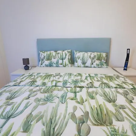 Modern 2br With Balcony And Pool He Apartment