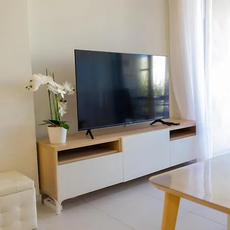 Modern 2br With Balcony And Pool He * Ταβίρα