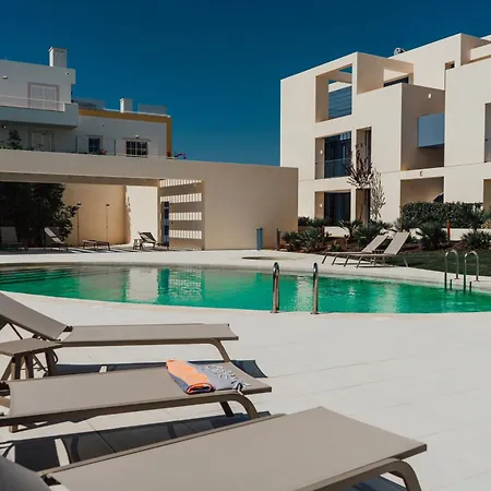Apartment Modern 2br With Balcony And Pool He